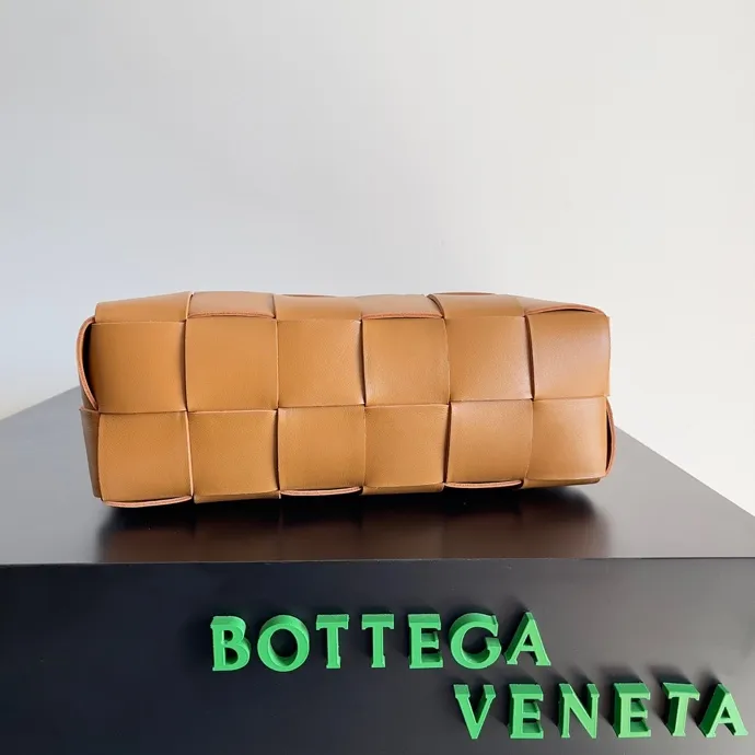 Batch 1460 #B's new model is coming! BRICK CASSETTE armpit bag, the traditional woven logo is instantly recognizable✅ Large grid weaving has always been fashionable, armpit bags are even more fashionable and foreign-style. Elegant big brick🧱 Sheepskin material is light and comfortable, has a huge sense of capacity and space, has a dark layer inside, practical inside, fashionable appearance design, durability and temperament coexist. Elegant big brick, come and plant the same underarm bag from star Zhou Yutong! Size: 28x14x10 Model: 9306